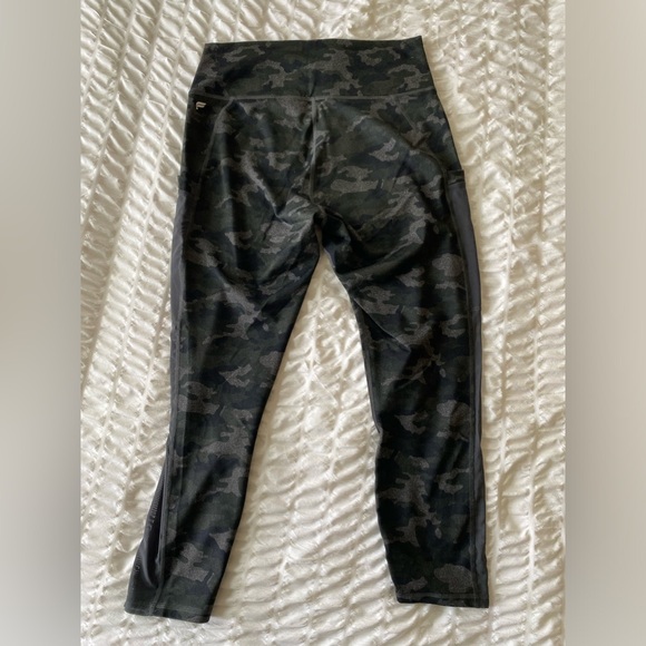 Fabletics PowerHold 3/4 Camo legging - Picture 6 of 6